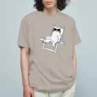 V Voca.のデッキチェアに座る猫 A オーガニックコットンTシャツ