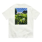 些細な心の日曜日のフェンス越しの花たち オーガニックコットンTシャツ