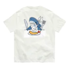 サメ わりとおもいのエビフライを食べようとするサメ2021バックプリント Organic Cotton T-Shirt