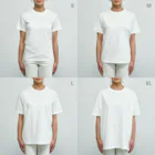 STUDIO SUNLIGHT WEB SHOPのぶーどぅーどーる「今日もどこかにはりつけられる」 オーガニックコットンTシャツのサイズ別着用イメージ(女性)