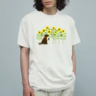 ハッピー・ラブラドールズのひまわり畑のチョコレートラブラドール オーガニックコットンTシャツ