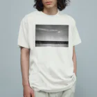 TATTUの海水浴場の海と空と雲 オーガニックコットンTシャツ