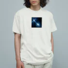 itacyoko(AIイラスト屋)の宇宙に輝く青い光 オーガニックコットンTシャツ