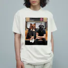 Mottan‘s Art Goods Shopの地下鉄の乗る　犬のカップル オーガニックコットンTシャツ