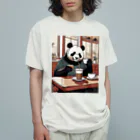 ワンダーワールド・ワンストップの喫茶店でコーヒーを飲むパンダ Organic Cotton T-Shirt