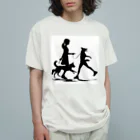 AI間違い探しの犬を散歩する女の子のシルエット Organic Cotton T-Shirt