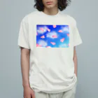 Lily bird（リリーバード）の花びらの舞う青空、浮かぶ雲 オーガニックコットンTシャツ