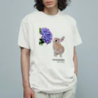 j8ie de vivre♪のうさぎと花　初めて紫陽花と出会ったうさぎ オーガニックコットンTシャツ