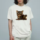 鼠の王国製作所のキジ柄の猫がこちらをみている Organic Cotton T-Shirt