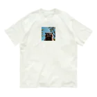 KOBARShopの青空を見上げているタヌキ Organic Cotton T-Shirt