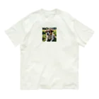 kokin0の草むらで斜めを見つめる犬 dog looking for the anywhere オーガニックコットンTシャツ