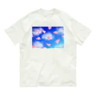 Lily bird（リリーバード）の花びらの舞う青空、浮かぶ雲 オーガニックコットンTシャツ