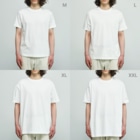 Y's Ink Works Official Shop at suzuriのRising sun Crow (White Print) Organic Cotton T-Shirtのサイズ別着用イメージ(男性)