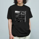 ヴィンテージ鉄道写真グッズの店のD51498 運転席周辺 白いレタリング （モノクロフォト） オーガニックコットンTシャツ