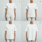SUIMINグッズのお店の【小】サーモンの握り寿司をかっこよく運ぶねこ Organic Cotton T-Shirtのサイズ別着用イメージ(女性)