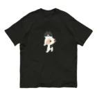 SUIMINグッズのお店の【中】はまちの握り寿司を前のめりに運ぶねこ Organic Cotton T-Shirt