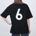 コチ(ボストンテリア)のバックプリント：ただの6です。（白文字） オーバーサイズTシャツ