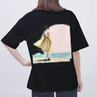 Kura88の海岸を歩く女性 オーバーサイズTシャツ