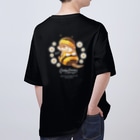 カワウソとフルーツのBaby Otters Honey（文字白色） Oversized T-Shirt
