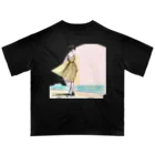 Kura88の海岸を歩く女性 オーバーサイズTシャツ