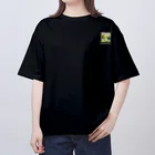 GOODS SHOP【そぞろな小窓】 SUZURI店の[ロゴ入]【ぎがと花も団子も】《若菜》 オーバーサイズTシャツ