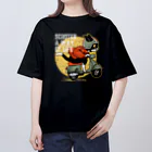 AckeeWolf Art Shopのスクーターに乗った猫 Oversized T-Shirt