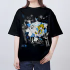 loveclonesのWEARHOUSE 家を着る少女とウサギ人形のマッドポップ オーバーサイズTシャツ