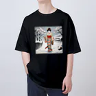 日本の風景 COOL JAPANの日本の風景、冬雪降る中を歩く舞妓さん　MAIKO walking in the snow オーバーサイズTシャツ