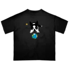 コチ(ボストンテリア)のボストンテリア(地球と月)[v2.8k] オーバーサイズTシャツ