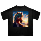 ひよっこなボスの弁護士の馬、夕焼けの浜辺で自撮りする オーバーサイズTシャツ