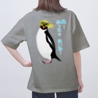 LalaHangeulの風に吹かれるイワトビペンギンさん(文字ありバージョン) バックプリント Oversized T-Shirt