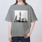 ダムダムの送電鉄塔群 Oversized T-Shirt