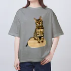 IKU-006のちょこんとお座り ベンガル猫の琥珀 オーバーサイズTシャツ