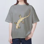 LalaHangeulのJapanese gecko(ニホンヤモリ)　英語デザイン Oversized T-Shirt