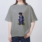 ヤママユ(ヤママユ・ペンギイナ)の着物ぺんぎん―いずれはキングか杜若― Oversized T-Shirt