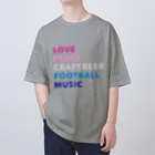 KAWAGOE GRAPHICSの愛と平和とビールとサッカーと音楽 Oversized T-Shirt