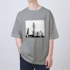 ダムダムの送電鉄塔群 Oversized T-Shirt