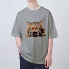 日向ぼっこのずぶ濡れ猫 Oversized T-Shirt