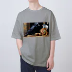 鴉番組公式SHOPの鴉アートデザイン。カラスチャンネルオリジナルデザイン Oversized T-Shirt