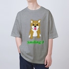 Lily bird（リリーバード）のにこにこ柴犬 英語ロゴ入り Oversized T-Shirt