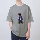 ヤママユ(ヤママユ・ペンギイナ)の着物ぺんぎん―いずれはキングか杜若― Oversized T-Shirt