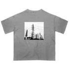 ダムダムの送電鉄塔群 Oversized T-Shirt