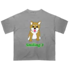 Lily bird（リリーバード）のにこにこ柴犬 英語ロゴ入り オーバーサイズTシャツ