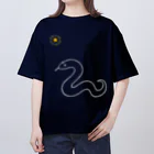 おにぎり屋の一番星をみつけたホシニラミスナボア Oversized T-Shirt