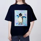 ヤママユ(ヤママユ・ペンギイナ)のケープペンギン「ちょうちょ追っかけてたの」(Blue) オーバーサイズTシャツ
