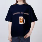 NIKORASU GOのユーモアデザイン「麦茶もジョッキ」 オーバーサイズTシャツ