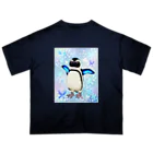 ヤママユ(ヤママユ・ペンギイナ)のケープペンギン「ちょうちょ追っかけてたの」(Blue) オーバーサイズTシャツ