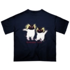 ヤママユ(ヤママユ・ペンギイナ)のふたごのイワトビペンギン(キタ) Oversized T-Shirt