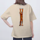 segasworksのトラちゃん（のびのび〜爪とぎ） Oversized T-Shirt