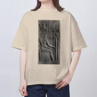 PALA's SHOP　cool、シュール、古風、和風、のイシスとしてのクレオパトラのレリーフ 無名 1890-1895年頃 Oversized T-Shirt